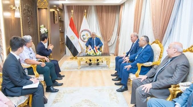 وزير التموين يعقد اجتماعًا مع قيادات الشركة المصرية للاتصالات (WE) لبحث التعاون