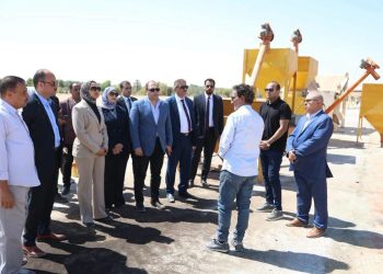 رئيس هيئة تنمية الصعيد ومحافظ الوادي الجديد يتفقدان مشروع تطوير مصنع تدوير المخلفات الزراعية بمدينة الخارجة