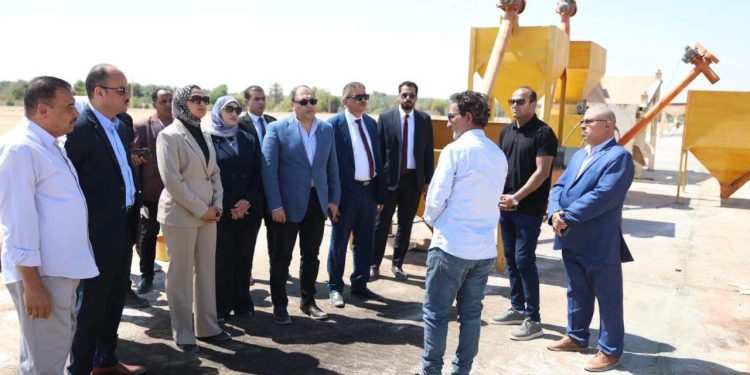 رئيس هيئة تنمية الصعيد ومحافظ الوادي الجديد يتفقدان مشروع تطوير مصنع تدوير المخلفات الزراعية بمدينة الخارجة
