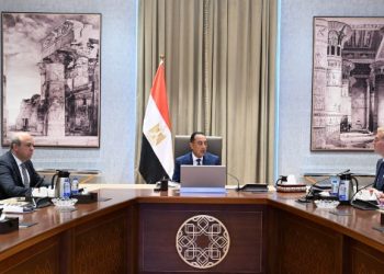 رئيس الوزراء يتابع عددًا من ملفات العمل المشتركة بين وزارتي الطيران المدني والبترول