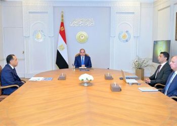 الرئيس السيسي يجتمع مع رئيس الوزراء ووزير الصناعة