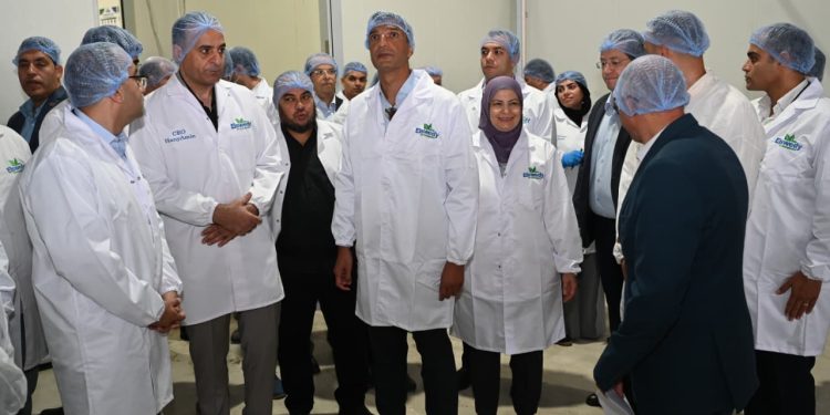 وزير الصناعة يتفقد 4 مصانع للصناعات الغذائية والهندسية والملابس الجاهزة بالمنطقة الصناعية الثانية بالإسماعيلية