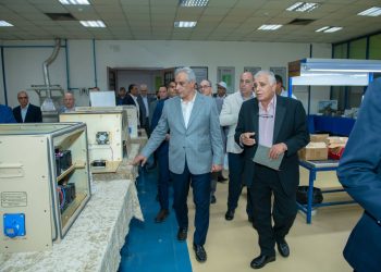 وزير الدولة للإنتاج الحربي يتفقد شركة بنها للصناعات الإلكترونية لمتابعة سير العملية الإنتاجية