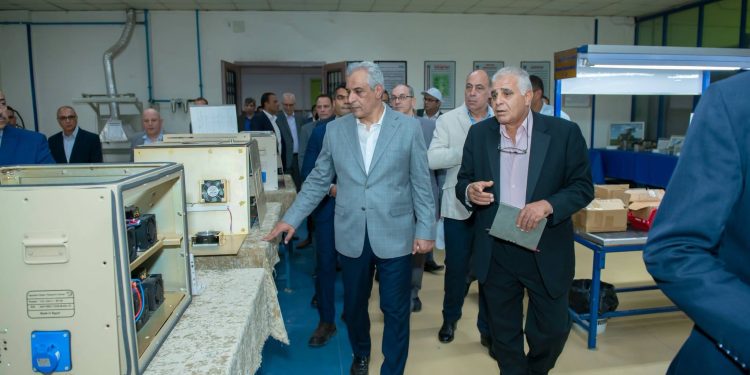 وزير الدولة للإنتاج الحربي يتفقد شركة بنها للصناعات الإلكترونية لمتابعة سير العملية الإنتاجية