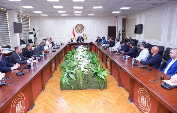 وزير العمل يلتقي ممثلي شُعب شركات إلحاق العمالة بالخارج لتعزيز التعاون وتوفير فرص عمل لائقة للشباب