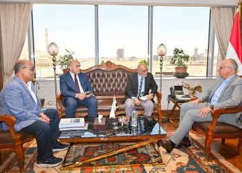 وزير الري يتابع آليات رصد المنشآت المائية ويطالب بنقل الخبرات إلى شباب المهندسين