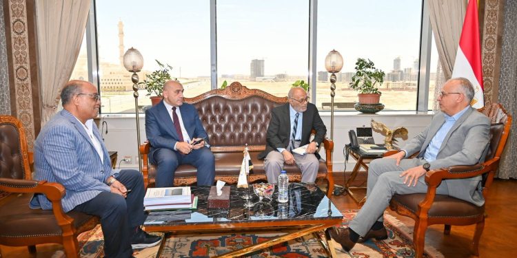 وزير الري يتابع آليات رصد المنشآت المائية ويطالب بنقل الخبرات إلى شباب المهندسين
