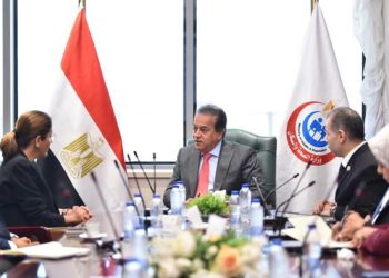وزير الصحة يدفع نحو نقلة نوعية في المناظرات الطبية عن بعد