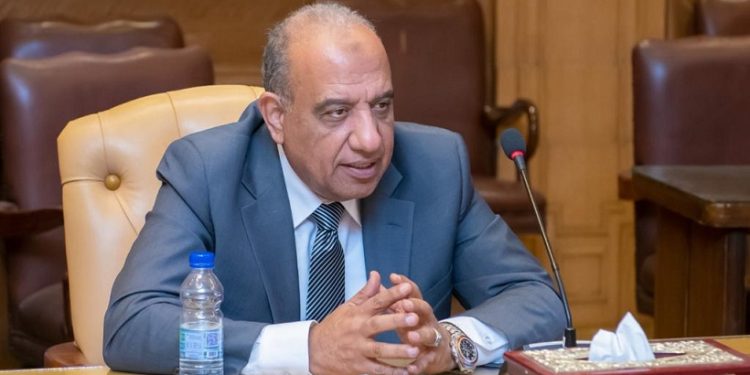 وزير الكهرباء والطاقة المتجددة يستعرض القدرات الحالية والمُخططة من الطاقات المتجددة