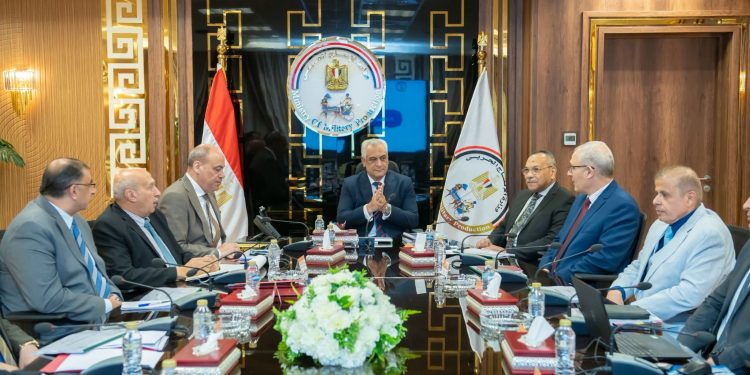 وزير الإنتاج الحربي يترأس اجتماع اللجنة العليا للقيادات لمتابعة منظومة التدريب