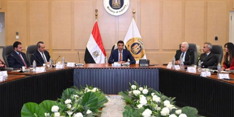 وزارة الصناعة تستضيف ورشة عمل للتعريف بمبادرة شمس الصناعة وتعزيز كفاءة الطاقة بحضور 25 شركة متخصصة