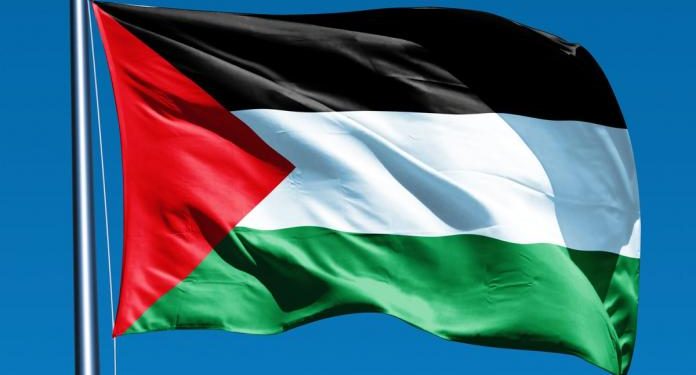 سنغافورة تحقق في واقعة رفع العلم الفلسطيني خلال حفل موسيقي لفرقة بريطانية