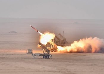الدفاعات الجوية الكويتية تتصدى حالياً لهجمات صاروخية وطائرات مسيرة معادية