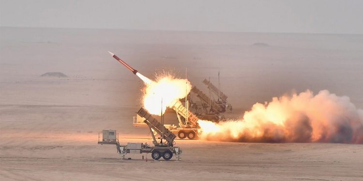 الدفاعات الجوية الكويتية تتصدى حالياً لهجمات صاروخية وطائرات مسيرة معادية