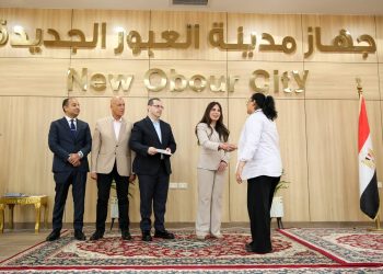 وزيرة الإسكان تسلم عقود توفيق أوضاع الأراضي المضافة بمدينتي العبور الجديدة والشروق