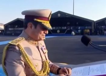 الرئيس السيسى يسلم علم القوات المسلحة لقائد حرس الشرف