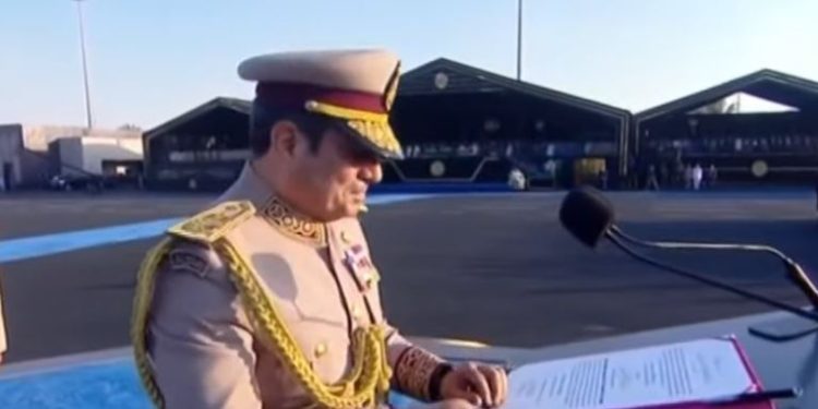 الرئيس السيسى يسلم علم القوات المسلحة لقائد حرس الشرف
