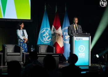 وزير الاتصالات يستعرض تقرير رئاسة مصر لمنتدى القمة العالمية لمجتمع المعلومات بجنيف