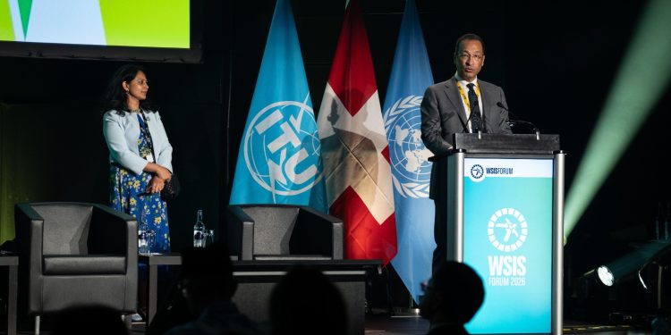 وزير الاتصالات يستعرض تقرير رئاسة مصر لمنتدى القمة العالمية لمجتمع المعلومات بجنيف