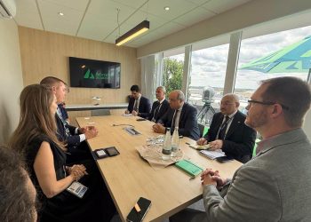 وزير الطيران المدني يبحث مع «Acron Aviation» البريطانية توسيع التعاون في تقنيات التدريب والمحاكاة المتقدمة