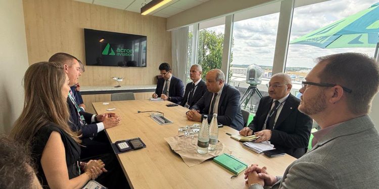 وزير الطيران المدني يبحث مع «Acron Aviation» البريطانية توسيع التعاون في تقنيات التدريب والمحاكاة المتقدمة