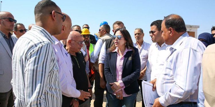 وزيرة الإسكان تتفقد محطة معالجة الصرف الصحي بمدينة مرسى مطروح
