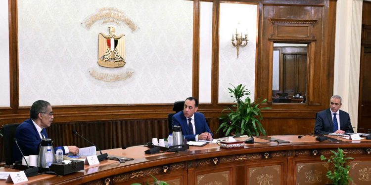 رئيس الوزراء يستعرض مع وزير الدولة للإعلام آليات تنفيذ تكليفات فخامة الرئيس