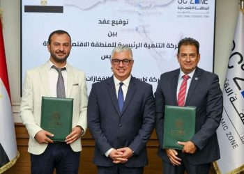 رئيس اقتصادية قناة السويس يشهد توقيع عقد مشروع “بيبي إيجي لتصنيع القفازات الصناعية” بالسخنة الصناعية