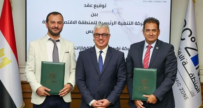 رئيس اقتصادية قناة السويس يشهد توقيع عقد مشروع “بيبي إيجي لتصنيع القفازات الصناعية” بالسخنة الصناعية