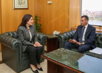 وزيرة الإسكان ومحافظ أسوان يبحثان موقف منظومة مياه الشرب والصرف الصحي بالمحافظة