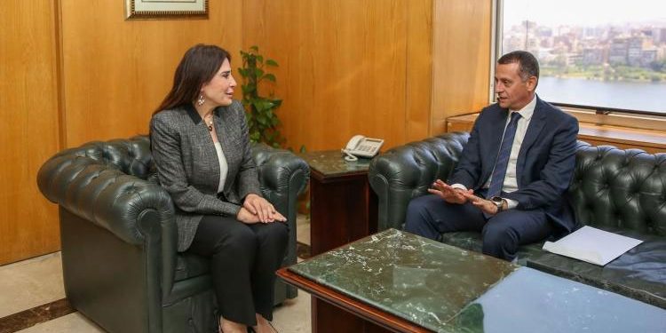 وزيرة الإسكان ومحافظ أسوان يبحثان موقف منظومة مياه الشرب والصرف الصحي بالمحافظة
