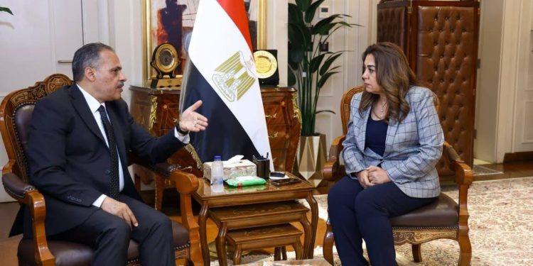 وزيرة التنمية تعقد اجتماعا مع محافظ الشرقية لمتابعة الوضع الراهن لمنظومة المخلفات