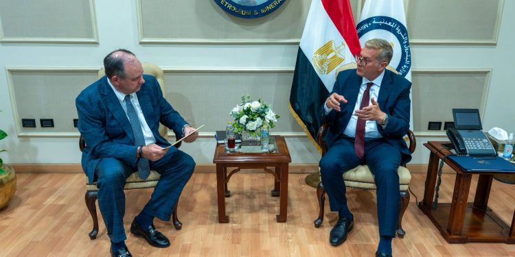 وزير البترول و«أباتشي» يبحثان تعزيز الاستثمارات وخطط زيادة إنتاج النفط والغاز بالصحراء الغربية