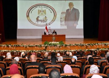 وزير الإنتاج الحربي يلتقي الحاصلين على البرامج القيادية لتعظيم الاستفادة من خبراتهم