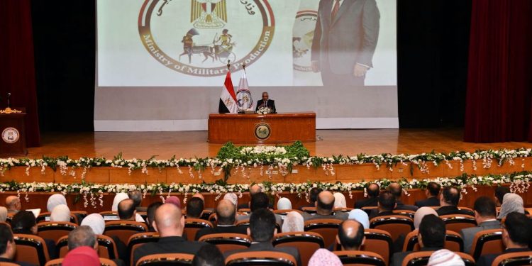 وزير الإنتاج الحربي يلتقي الحاصلين على البرامج القيادية لتعظيم الاستفادة من خبراتهم
