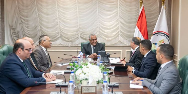 وزير الدولة للإنتاج الحربي يبحث مع “تاليس” توطين تكنولوجيا صناعة مكونات أجهزة الاتصالات وربطها بسلاسل الإمداد