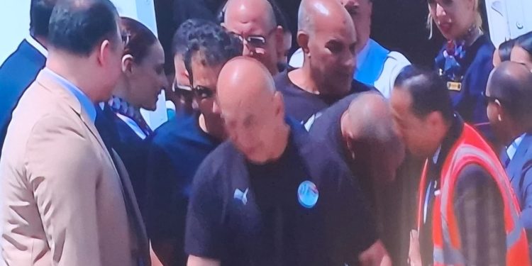 نجوم منتخب مصر يصلون مطار العلمين وسط استقبال جماهيري حافل