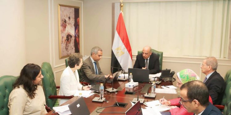 وزير الكهرباء يبحث مع البنك الدولي تعزيز الشراكة لدعم الاستدامة المالية وتحسين الأداء