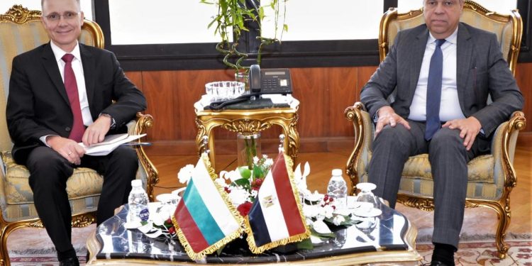 وزير الطيران المدني يستقبل سفير بلغاريا لبحث سُبل التعاون المشترك في مجال النقل الجوي