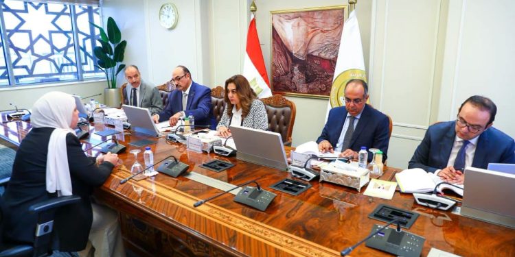 وزيرة التنمية المحلية تترأس لجنة اختيار المتقدمين على بعض الوظائف القيادية الشاغرة بالوزارة