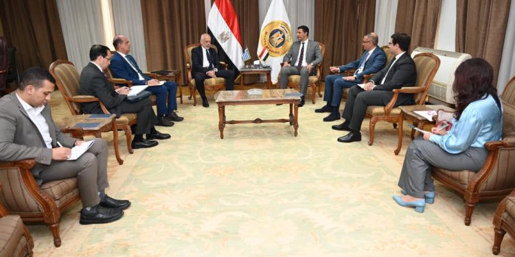 وزير الصناعة يبحث مع سفير اليونان لدى مصر فرص تعزيز الشراكة الصناعية بين البلدين