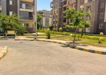 وزيرة الإسكان تتابع موقف تنفيذ عدد من المشروعات وملفات العمل بمدينتي العاشر من رمضان