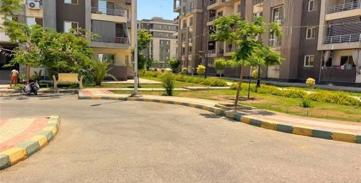 وزيرة الإسكان تتابع موقف تنفيذ عدد من المشروعات وملفات العمل بمدينتي العاشر من رمضان