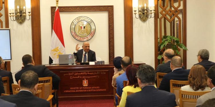 وزير الكهرباء يلتقي برؤساء البعثات الدبلوماسية والقنصلية بالخارج ويطرح مجالات العمل المشترك والتعاون
