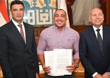 وزير الصناعة ومحافظ القاهرة يسلمان 40 عقد تقنين أوضاع لمصانع وورش بمنطقة شق الثعبان الصناعية