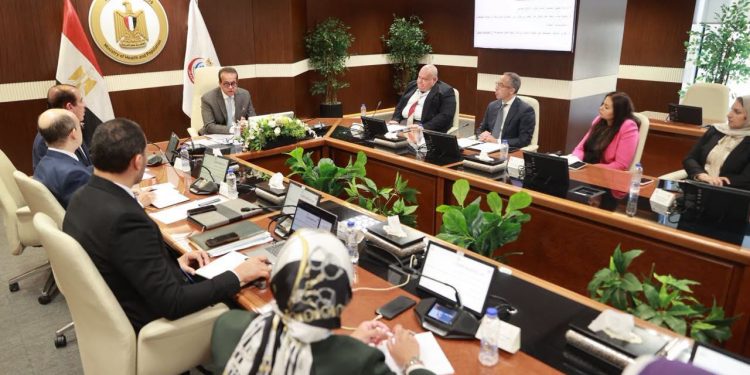 وزير الصحة يتابع أعمال الأمانة العامة للجنة الوطنية لنظم الغذاء والتغذية ويستعرض التقدم في الخطة التنفيذية