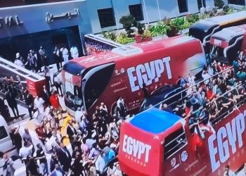 الفراعنة يحتفلون باستقبال جماهيري تاريخي في مطار العلمين