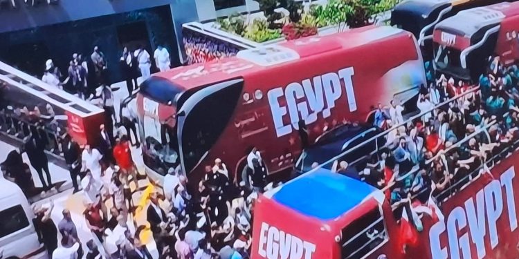الفراعنة يحتفلون باستقبال جماهيري تاريخي في مطار العلمين