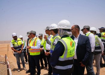جولة ميدانية لوزير العمل بمشروع طاقة الرياح في رأس غارب ومتابعة معايير السلامة المهنية