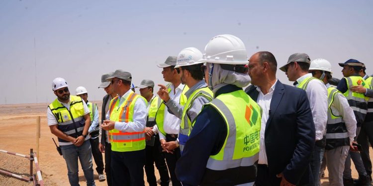 جولة ميدانية لوزير العمل بمشروع طاقة الرياح في رأس غارب ومتابعة معايير السلامة المهنية